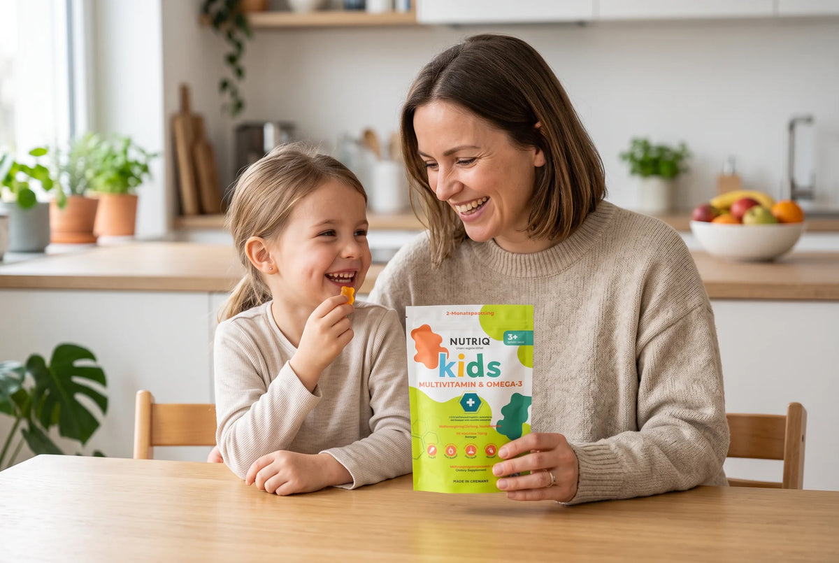 Mutter und Kind mit NUTRIQ Kids Multivitamin & Omega-3 Gummies